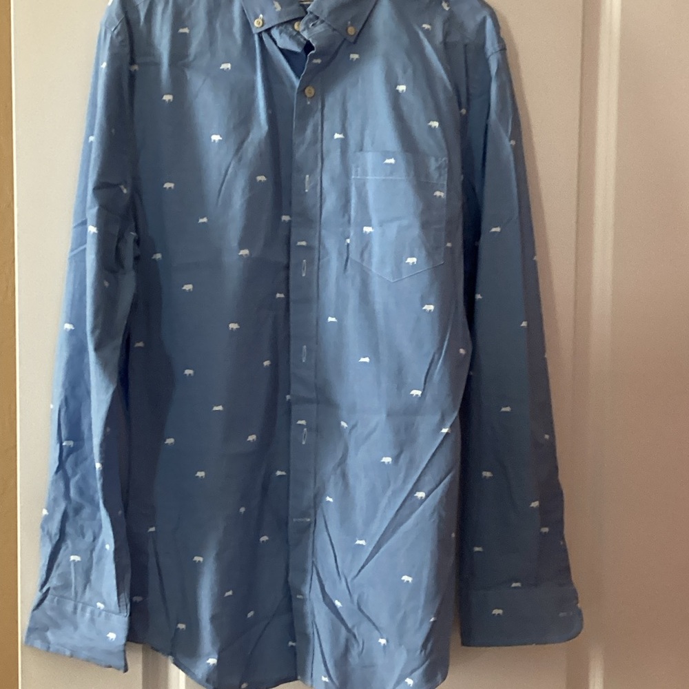 Crown & Ivy Light Blue Patterned Button-Down Shirt. B